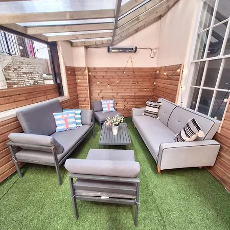 The Artists Abode With Private Terrace