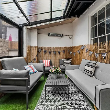 The Bridgeton In With Private Terrace Γουίτμπι